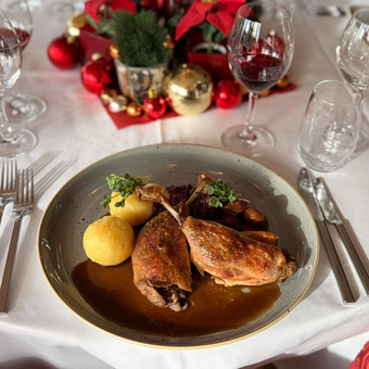 Ente auf gedecktem Tisch