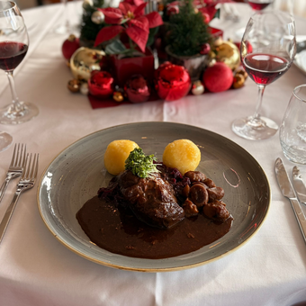 Ochsenbäckchen auf gedecktem Tisch