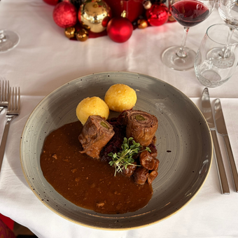 Rinderroulade auf gedecktem Tisch