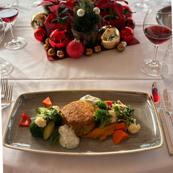 Veganer Knuspertaler auf gedecktem Tisch